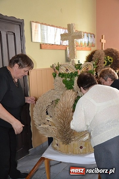 Zdjęcie w galerii na portalu naszraciborz.pl: Tak powstają dożynkowe dzieła sztuki! wiadomości z regionu