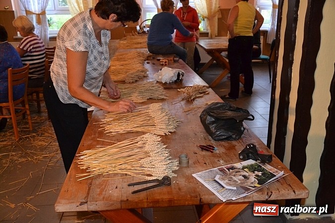 Zdjęcie w galerii na portalu naszraciborz.pl: Tak powstają dożynkowe dzieła sztuki! wiadomości z regionu