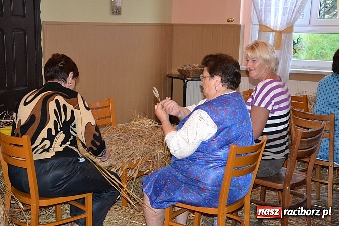 Zdjęcie w galerii na portalu naszraciborz.pl: Tak powstają dożynkowe dzieła sztuki! wiadomości z regionu