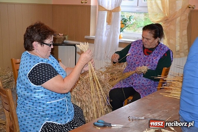 Zdjęcie w galerii na portalu naszraciborz.pl: Tak powstają dożynkowe dzieła sztuki! wiadomości z regionu