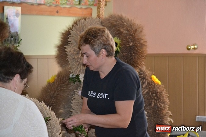 Zdjęcie w galerii na portalu naszraciborz.pl: Tak powstają dożynkowe dzieła sztuki! wiadomości z regionu