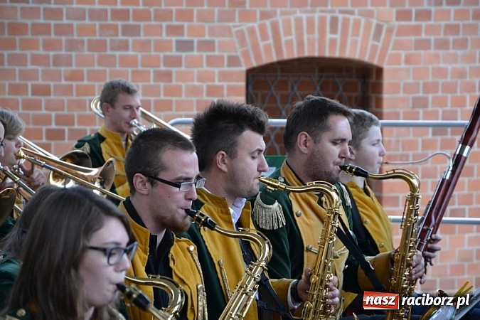 Zdjęcie w galerii na portalu naszraciborz.pl: Hity światowej muzyki zabrzmiały na zamku wiadomości z regionu