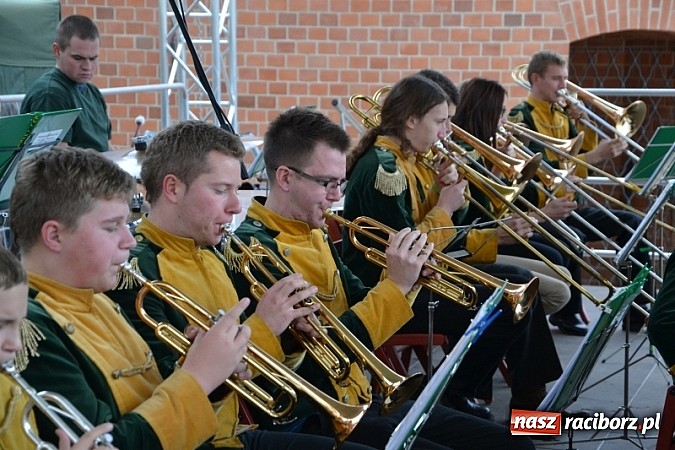 Zdjęcie w galerii na portalu naszraciborz.pl: Hity światowej muzyki zabrzmiały na zamku wiadomości z regionu