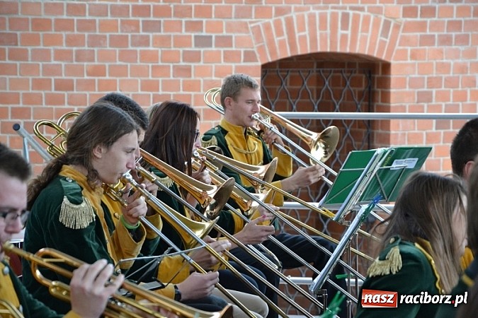 Zdjęcie w galerii na portalu naszraciborz.pl: Hity światowej muzyki zabrzmiały na zamku wiadomości z regionu