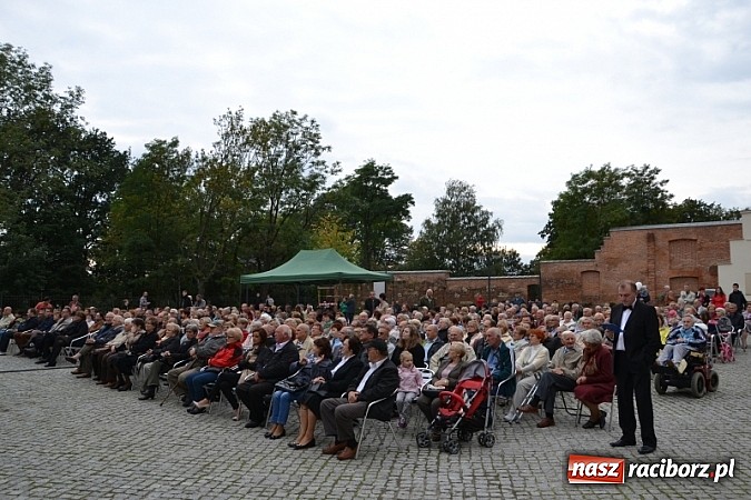 Zdjęcie w galerii na portalu naszraciborz.pl: Hity światowej muzyki zabrzmiały na zamku wiadomości z regionu