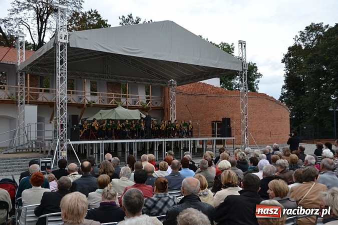 Zdjęcie w galerii na portalu naszraciborz.pl: Hity światowej muzyki zabrzmiały na zamku wiadomości z regionu