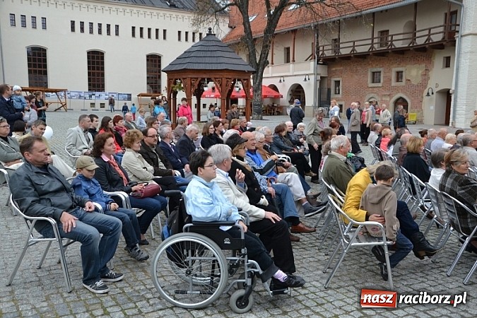 Zdjęcie w galerii na portalu naszraciborz.pl: Hity światowej muzyki zabrzmiały na zamku wiadomości z regionu
