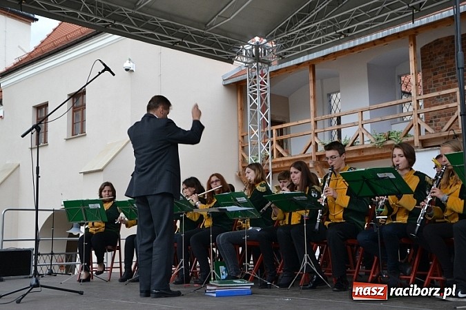 Zdjęcie w galerii na portalu naszraciborz.pl: Hity światowej muzyki zabrzmiały na zamku wiadomości z regionu