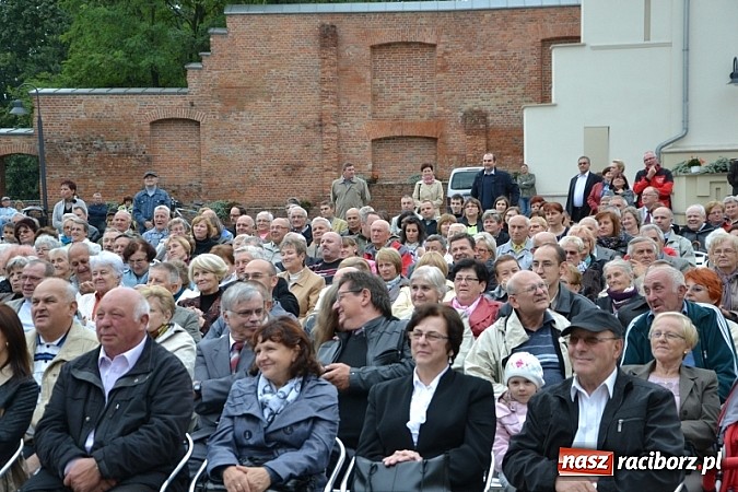 Zdjęcie w galerii na portalu naszraciborz.pl: Hity światowej muzyki zabrzmiały na zamku wiadomości z regionu