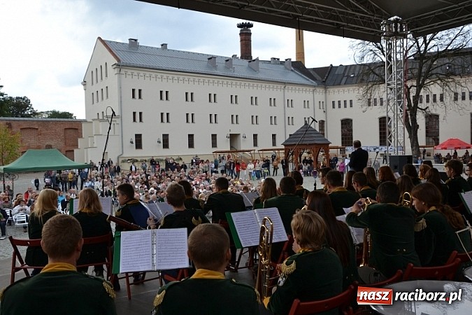 Zdjęcie w galerii na portalu naszraciborz.pl: Hity światowej muzyki zabrzmiały na zamku wiadomości z regionu