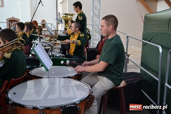 Zdjęcie w galerii na portalu naszraciborz.pl: Hity światowej muzyki zabrzmiały na zamku wiadomości z regionu