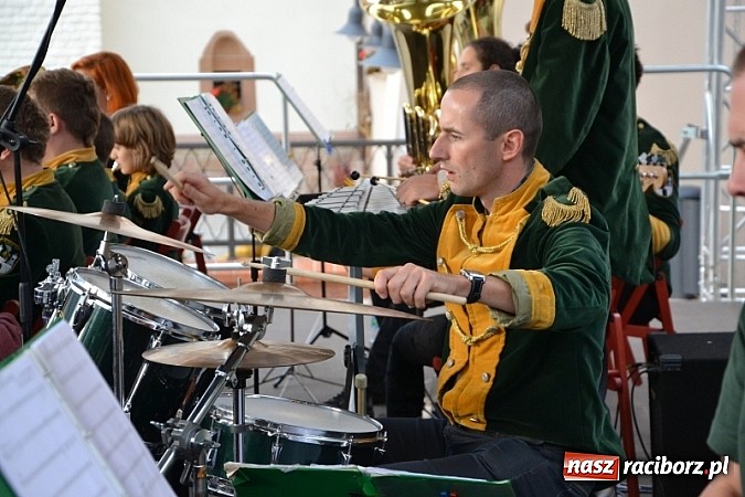 Zdjęcie w galerii na portalu naszraciborz.pl: Hity światowej muzyki zabrzmiały na zamku wiadomości z regionu