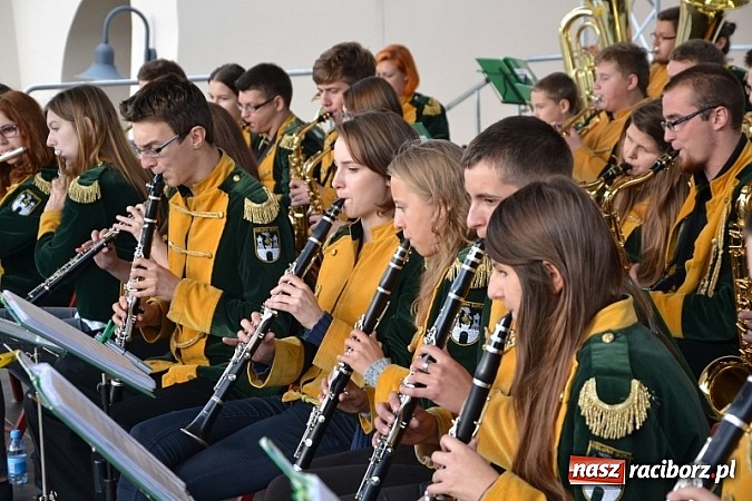 Zdjęcie w galerii na portalu naszraciborz.pl: Hity światowej muzyki zabrzmiały na zamku wiadomości z regionu