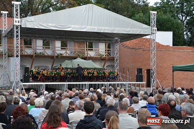 Zdjęcie w galerii na portalu naszraciborz.pl: Hity światowej muzyki zabrzmiały na zamku wiadomości z regionu