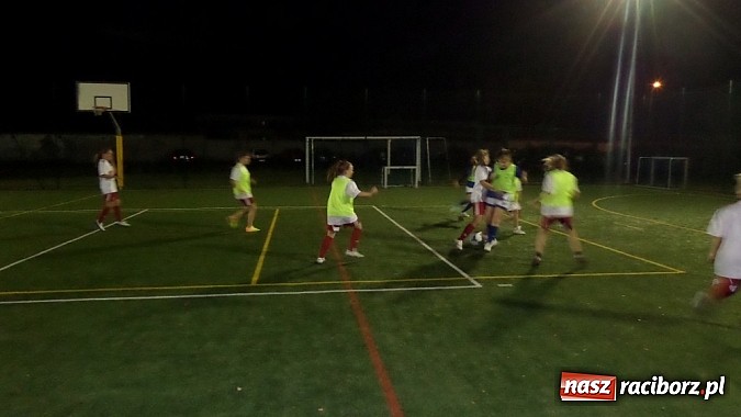 Zdjęcie w galerii na portalu naszraciborz.pl: Nocny turniej na zakończenie Piłkarskich Szkółek Nivea w Pawłowie wiadomości z regionu