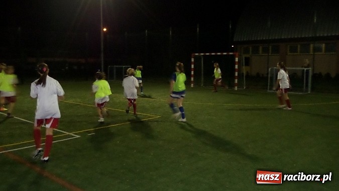 Zdjęcie w galerii na portalu naszraciborz.pl: Nocny turniej na zakończenie Piłkarskich Szkółek Nivea w Pawłowie wiadomości z regionu