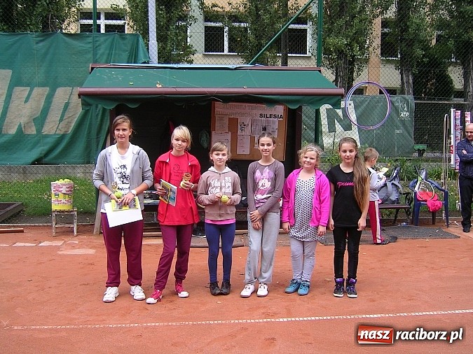 Zdjęcie w galerii na portalu naszraciborz.pl: Zwycięskie tenisistki wyróżnione wiadomości z regionu