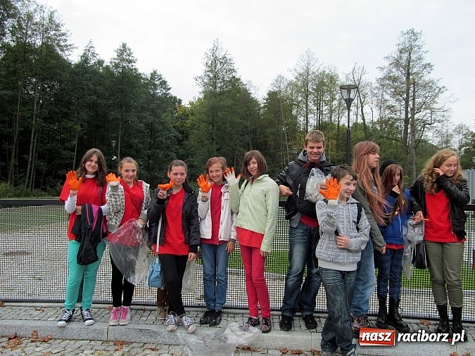 Zdjęcie w galerii na portalu naszraciborz.pl: Gimnazjaliści z Piątki na dymarkach rudzkich wiadomości z regionu