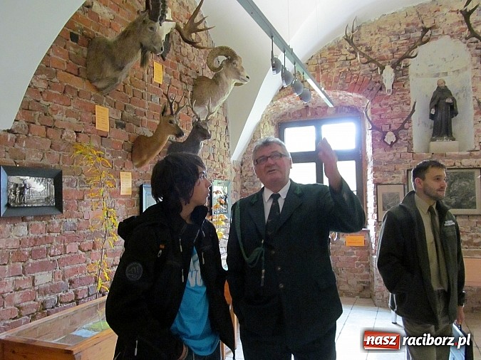 Zdjęcie w galerii na portalu naszraciborz.pl: Gimnazjaliści z Piątki na dymarkach rudzkich wiadomości z regionu