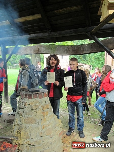 Zdjęcie w galerii na portalu naszraciborz.pl: Gimnazjaliści z Piątki na dymarkach rudzkich wiadomości z regionu