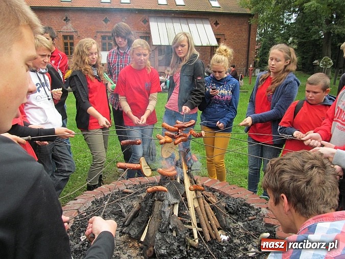 Zdjęcie w galerii na portalu naszraciborz.pl: Gimnazjaliści z Piątki na dymarkach rudzkich wiadomości z regionu