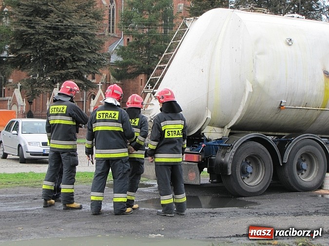 Zdjęcie w galerii na portalu naszraciborz.pl: Pożar na Kwiatowej, wyciek z cysterny wiadomości z regionu