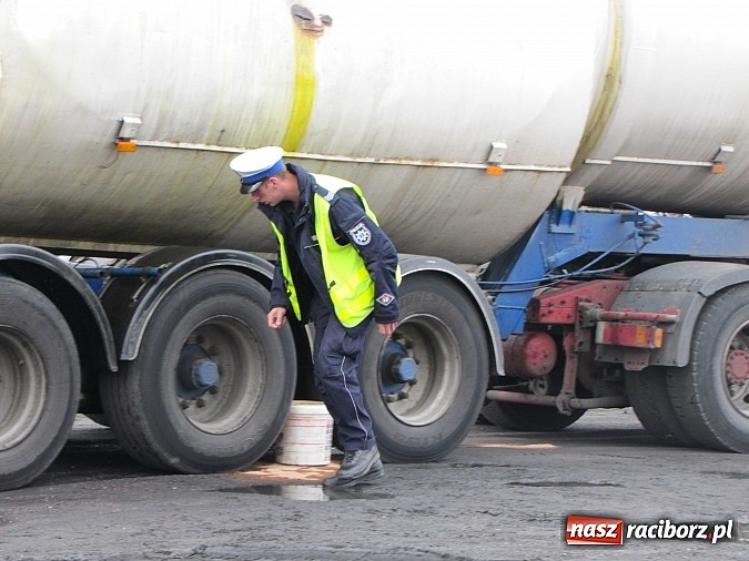 Zdjęcie w galerii na portalu naszraciborz.pl: Pożar na Kwiatowej, wyciek z cysterny wiadomości z regionu