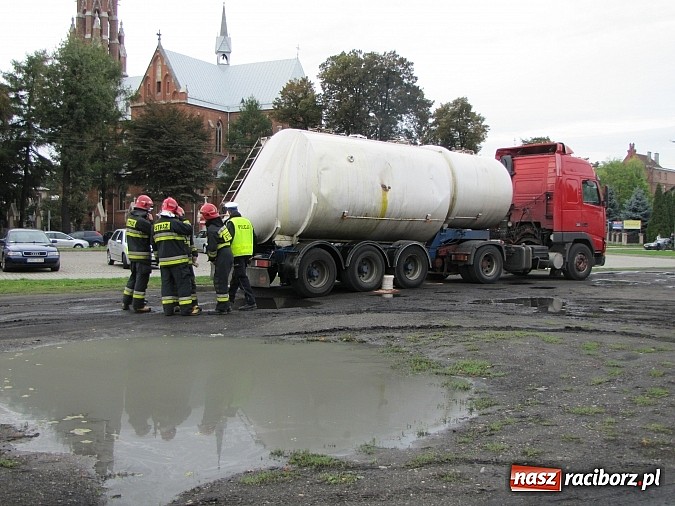 Zdjęcie w galerii na portalu naszraciborz.pl: Pożar na Kwiatowej, wyciek z cysterny wiadomości z regionu