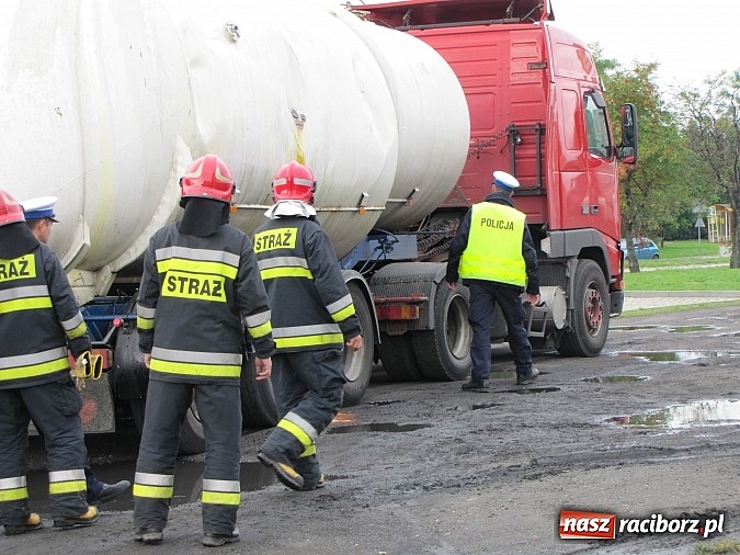 Zdjęcie w galerii na portalu naszraciborz.pl: Pożar na Kwiatowej, wyciek z cysterny wiadomości z regionu