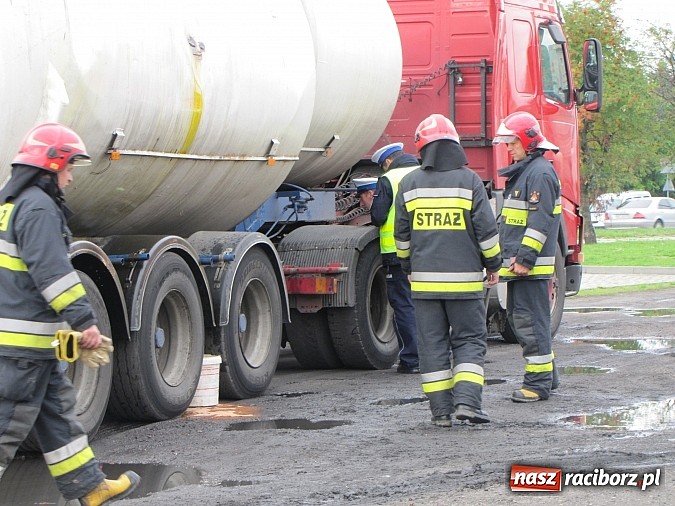 Zdjęcie w galerii na portalu naszraciborz.pl: Pożar na Kwiatowej, wyciek z cysterny wiadomości z regionu