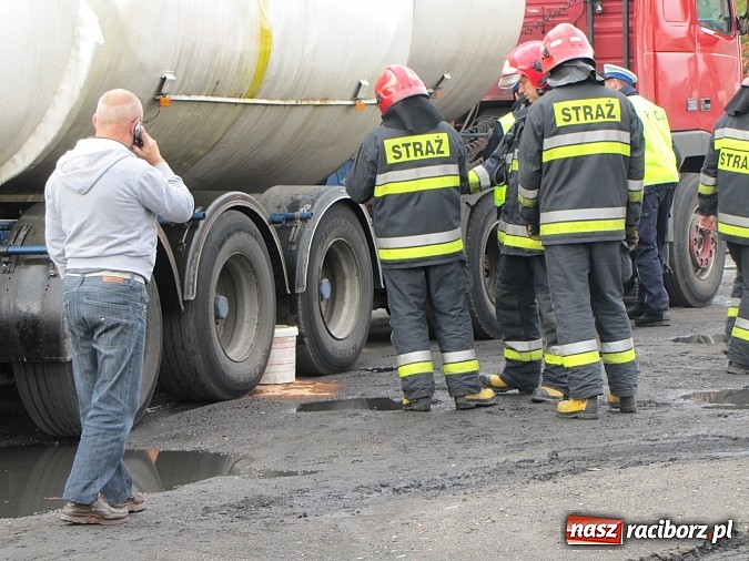 Zdjęcie w galerii na portalu naszraciborz.pl: Pożar na Kwiatowej, wyciek z cysterny wiadomości z regionu