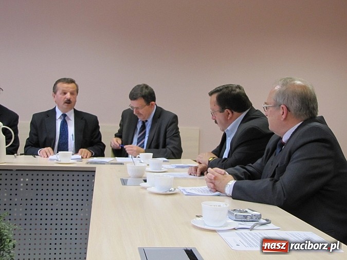 Zdjęcie w galerii na portalu naszraciborz.pl: O przyszłości polskiego rolnictwa na komisji w starostwie wiadomości z regionu