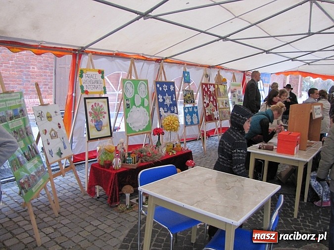 Zdjęcie w galerii na portalu naszraciborz.pl: Na placu Dominikańskim świętowali Dzień Głuchego i przełamywali bariery! wiadomości z regionu