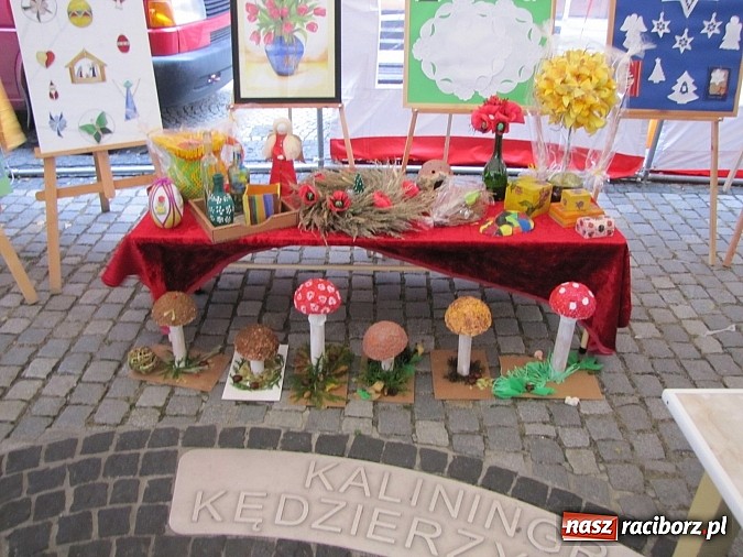 Zdjęcie w galerii na portalu naszraciborz.pl: Na placu Dominikańskim świętowali Dzień Głuchego i przełamywali bariery! wiadomości z regionu