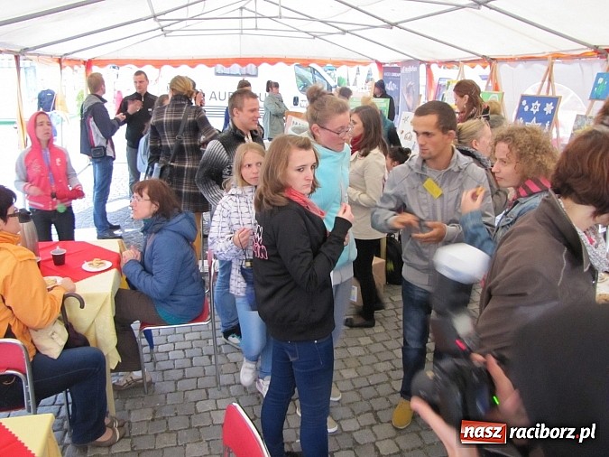 Zdjęcie w galerii na portalu naszraciborz.pl: Na placu Dominikańskim świętowali Dzień Głuchego i przełamywali bariery! wiadomości z regionu
