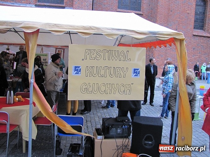 Zdjęcie w galerii na portalu naszraciborz.pl: Na placu Dominikańskim świętowali Dzień Głuchego i przełamywali bariery! wiadomości z regionu