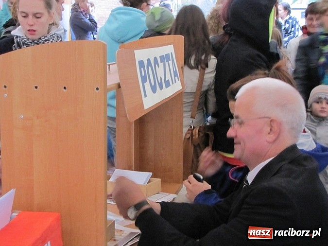 Zdjęcie w galerii na portalu naszraciborz.pl: Na placu Dominikańskim świętowali Dzień Głuchego i przełamywali bariery! wiadomości z regionu