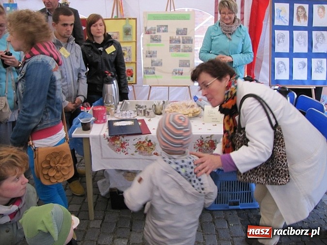 Zdjęcie w galerii na portalu naszraciborz.pl: Na placu Dominikańskim świętowali Dzień Głuchego i przełamywali bariery! wiadomości z regionu