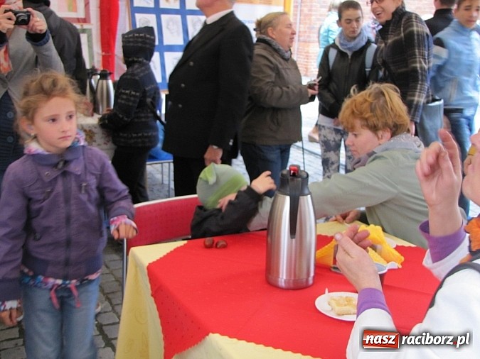 Zdjęcie w galerii na portalu naszraciborz.pl: Na placu Dominikańskim świętowali Dzień Głuchego i przełamywali bariery! wiadomości z regionu