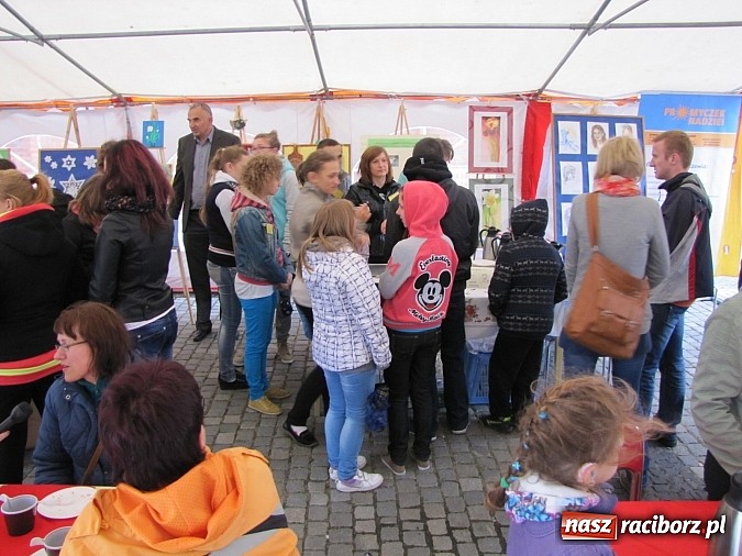 Zdjęcie w galerii na portalu naszraciborz.pl: Na placu Dominikańskim świętowali Dzień Głuchego i przełamywali bariery! wiadomości z regionu