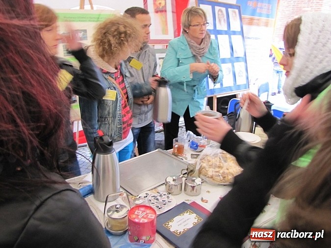 Zdjęcie w galerii na portalu naszraciborz.pl: Na placu Dominikańskim świętowali Dzień Głuchego i przełamywali bariery! wiadomości z regionu