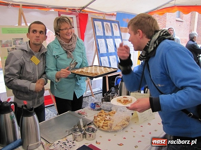 Zdjęcie w galerii na portalu naszraciborz.pl: Na placu Dominikańskim świętowali Dzień Głuchego i przełamywali bariery! wiadomości z regionu