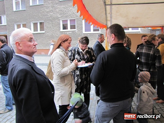 Zdjęcie w galerii na portalu naszraciborz.pl: Na placu Dominikańskim świętowali Dzień Głuchego i przełamywali bariery! wiadomości z regionu