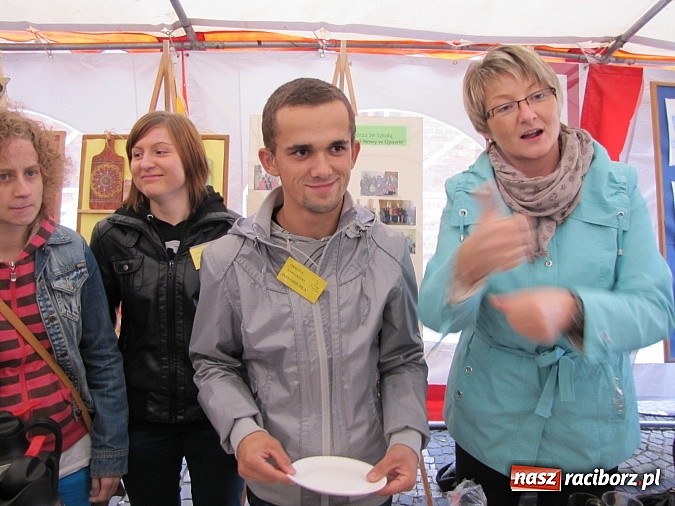 Zdjęcie w galerii na portalu naszraciborz.pl: Na placu Dominikańskim świętowali Dzień Głuchego i przełamywali bariery! wiadomości z regionu