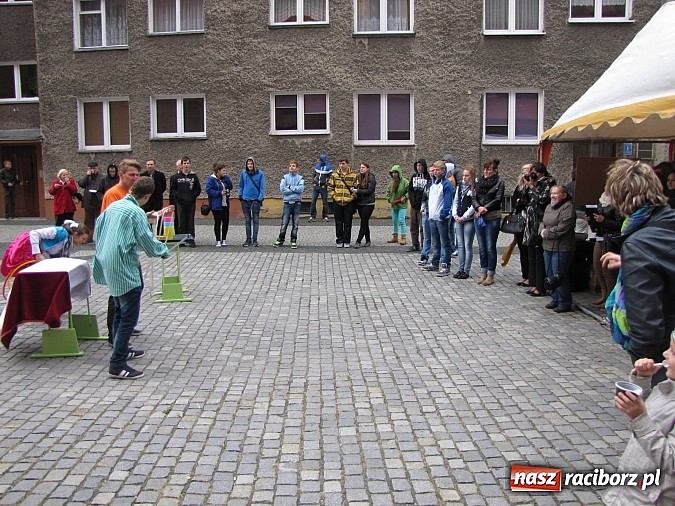 Zdjęcie w galerii na portalu naszraciborz.pl: Na placu Dominikańskim świętowali Dzień Głuchego i przełamywali bariery! wiadomości z regionu