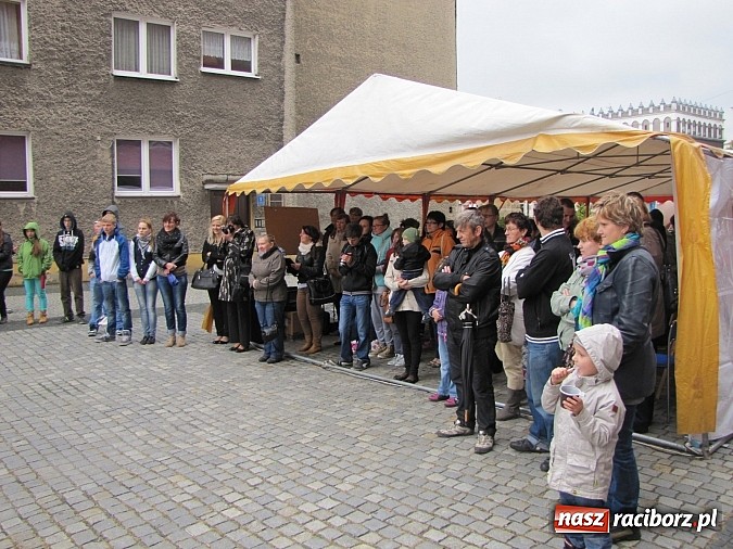 Zdjęcie w galerii na portalu naszraciborz.pl: Na placu Dominikańskim świętowali Dzień Głuchego i przełamywali bariery! wiadomości z regionu
