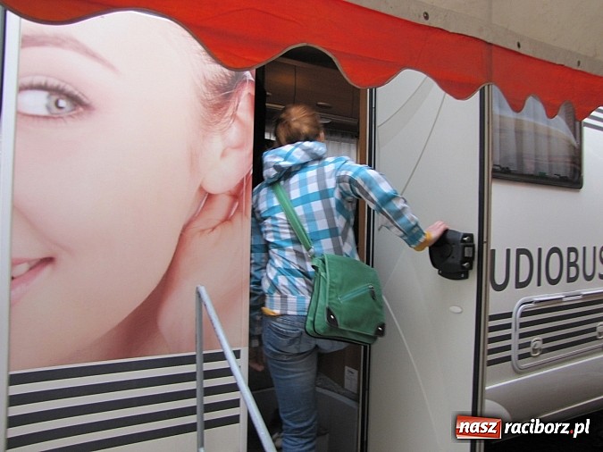 Zdjęcie w galerii na portalu naszraciborz.pl: Na placu Dominikańskim świętowali Dzień Głuchego i przełamywali bariery! wiadomości z regionu