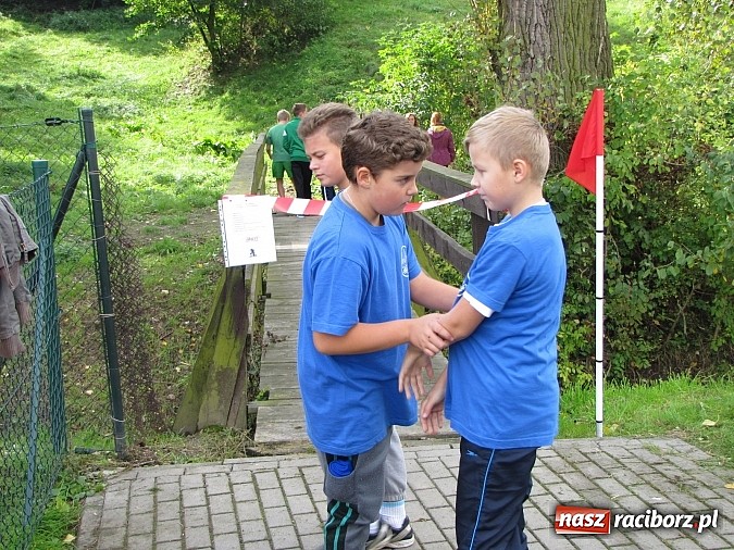 Zdjęcie w galerii na portalu naszraciborz.pl: Uczniowie z powiatu testowali umiejętności obronne wiadomości z regionu