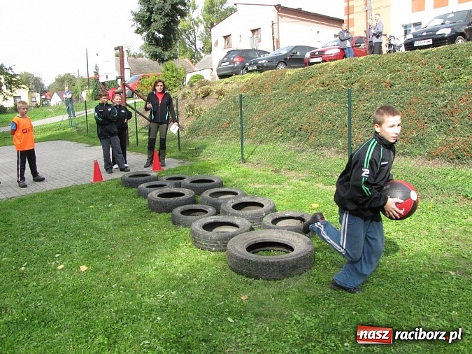 Zdjęcie w galerii na portalu naszraciborz.pl: Uczniowie z powiatu testowali umiejętności obronne wiadomości z regionu