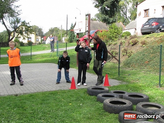 Zdjęcie w galerii na portalu naszraciborz.pl: Uczniowie z powiatu testowali umiejętności obronne wiadomości z regionu